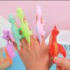 Pack De 6 Dinosaurios De Silicona Para Dedos. Estira Y Lanza